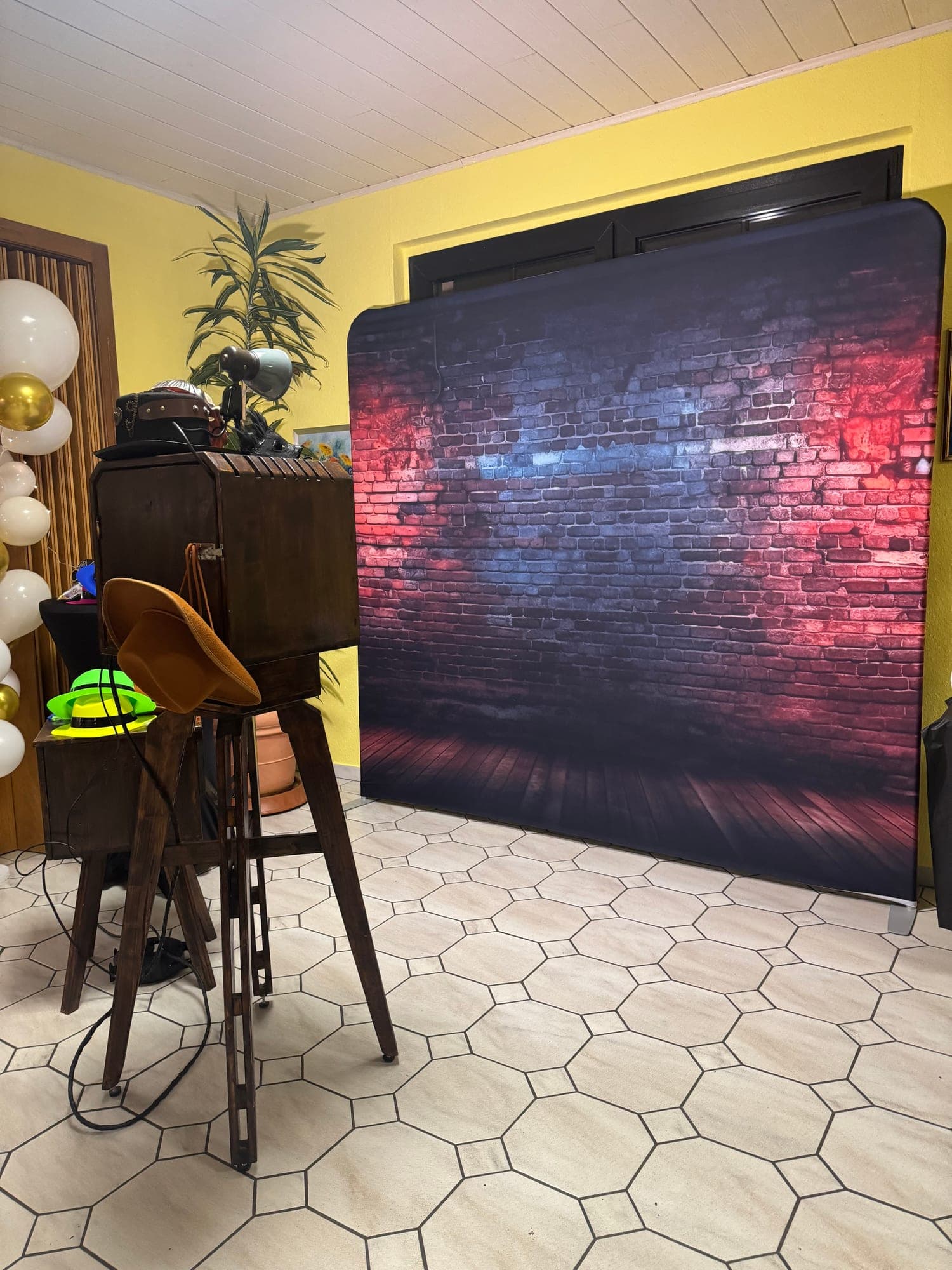 Fotobox mit Steinhintgerund
