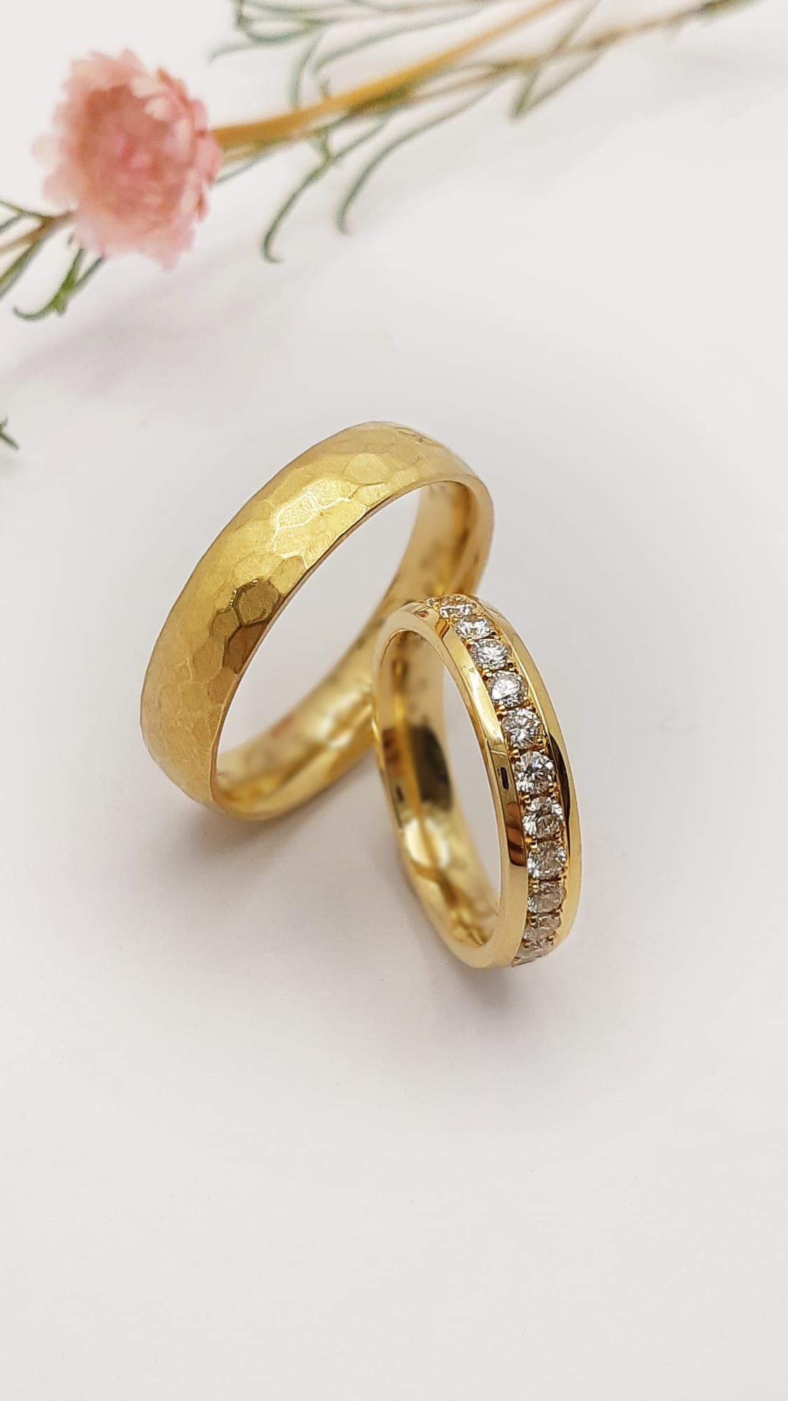 Meistergoldschmiede-Atelier. Wir schmieden individuell, zeitlos schöne Glückstrauringe.
